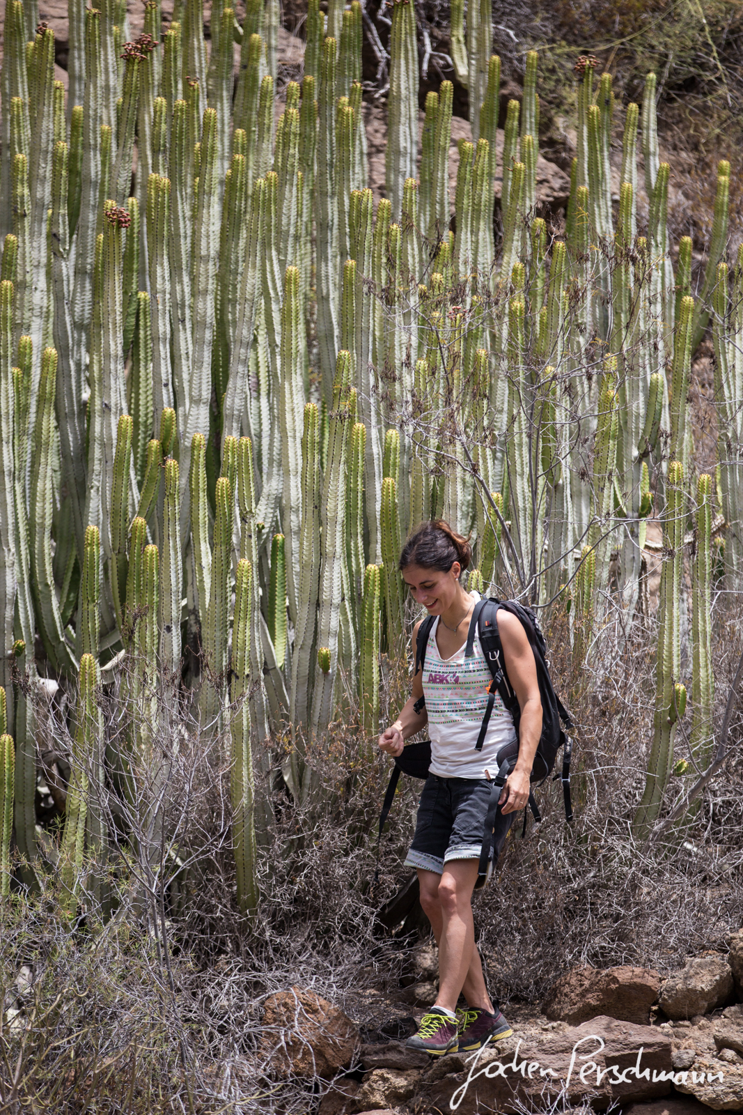 Miriam Perschmann auf der Suche nach den Bouldern bei Arico
